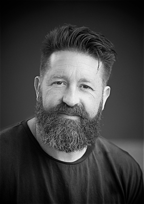 Nigel Poulton greyscale picture of a person with large beard and dark t-shirt with simple background